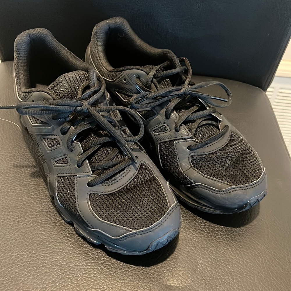 ASICS women’s Jolt all black running shoe size 9m